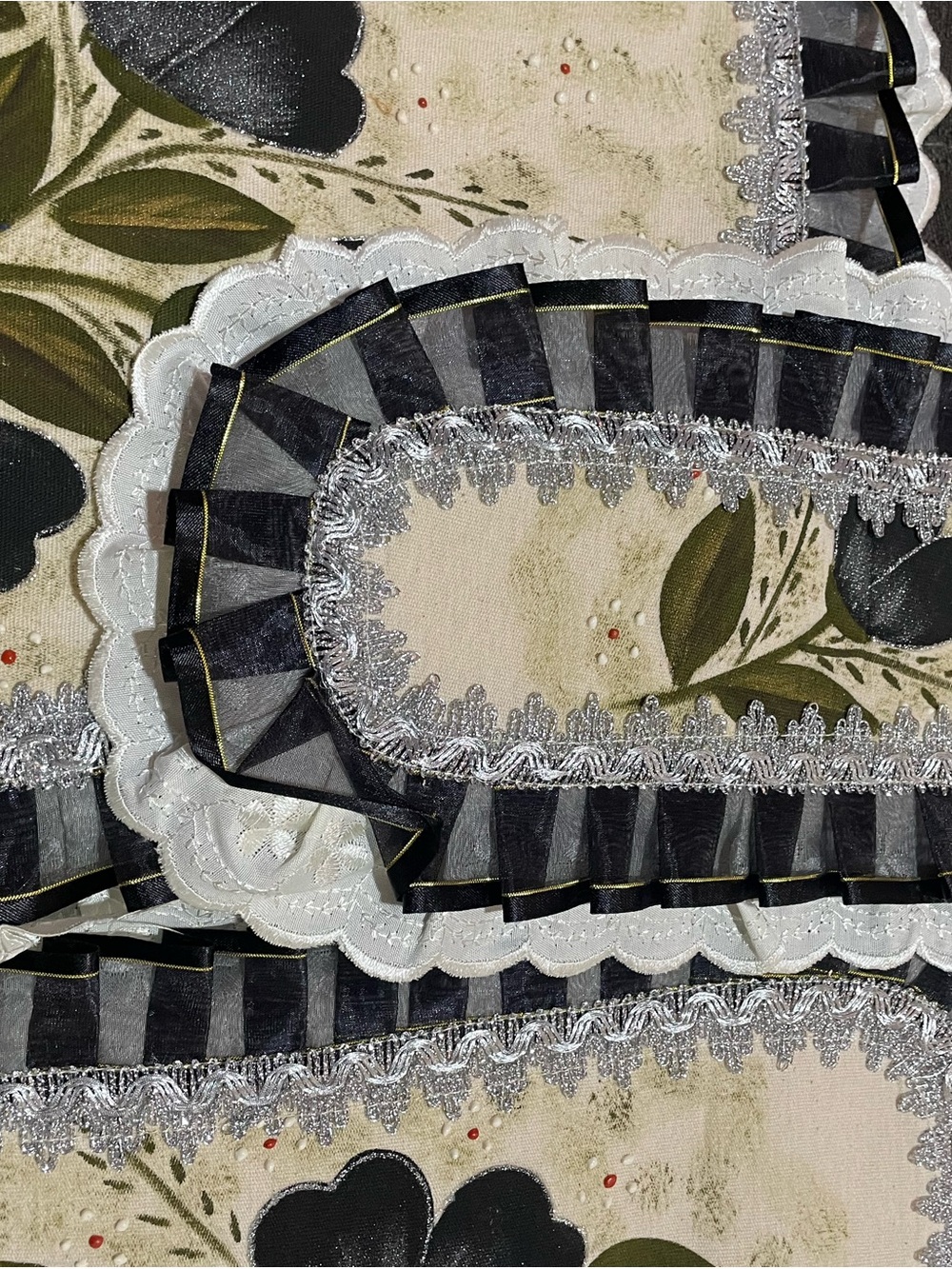 Decorative Black & White Ruffled Table Runner Set - Brand Unspecified